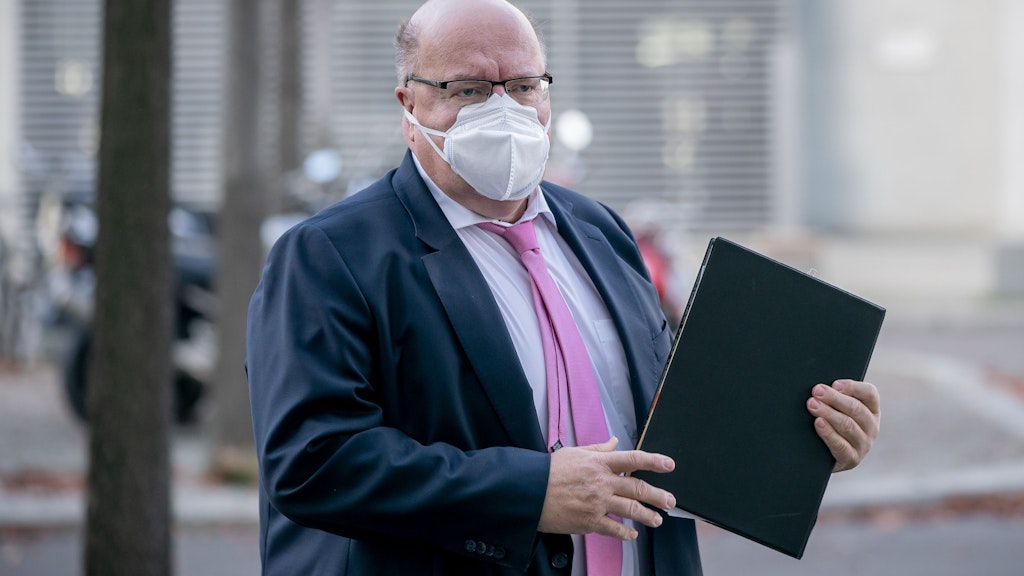 Wirtschaftsminister Peter Altmaier (CDU) rechnet mit einer Verlängerung des Teil-Lockdowns.