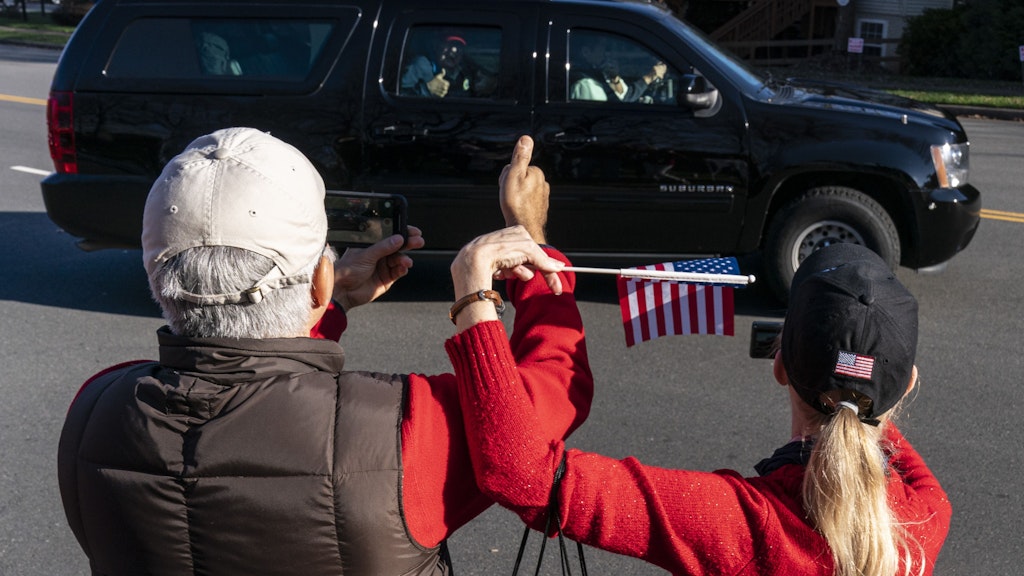 Donald Trump winkte seinen Anhängern aus dem Auto zu, bevor er zum Golfclub fuhr.