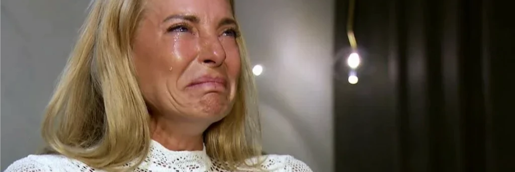 Giulia Siegel muss weinen, als sie ihren Mann mit anderen Frauen sieht. 