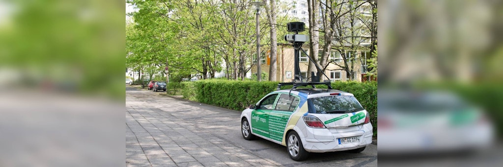 Ein Kamera-Auto von Google fährt durch Berlin.