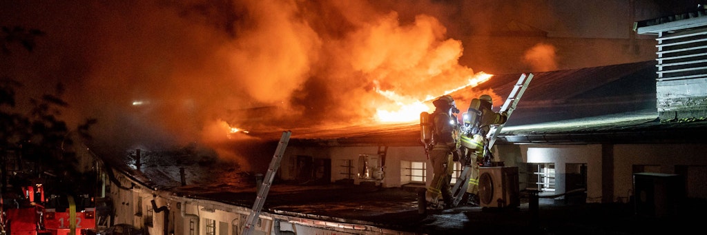 Einsatzkräfte der Feuerwehr löschen einen Brand im U-Bahnhof Onkel Toms Hütte.