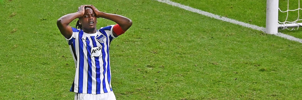 Nicht zu fassen: Herthas Dedryck Boyata (29) bangt um seinen Einsatz gegen den BVB. 