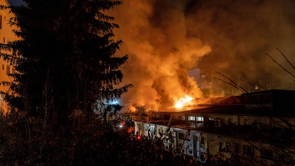 Bei dem schweren Brand wurden vier Menschen verletzt.