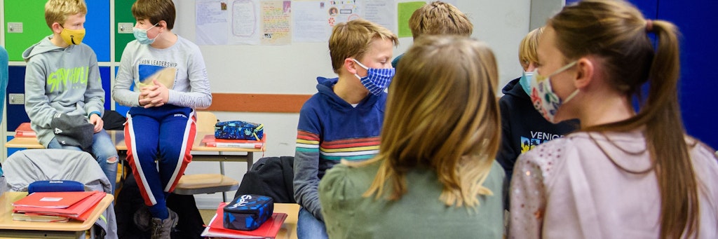 Schülerinnen und Schüler einer sechsten Klasse einer Schule in Kiel warten in ihrem Klassenzimmer auf den Unterrichtsbeginn. 