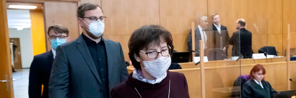 Irmgard Braun-Lübcke und ihre Söhne Jan-Hendrik und Christoph (l.) betreten den Gerichtssaal in Frankfurt. Hinten rechts (ohne Krawatte) steht der Angeklagte Stephan E., der ihren Ehemann und Vater Walter Lübcke erschossen haben soll. 