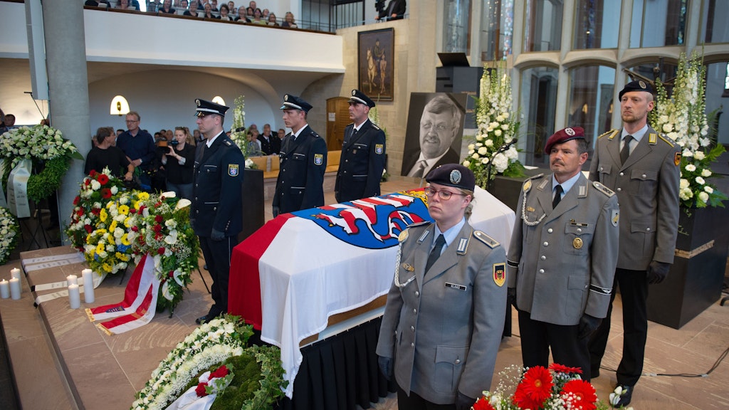 Ehrenwache von Polizei und Bundeswehr am Sarg Walter Lübckes. Der Trauergottesdienst fand am 13. Juni 2019 in der Kasseler Martinskirche statt. 