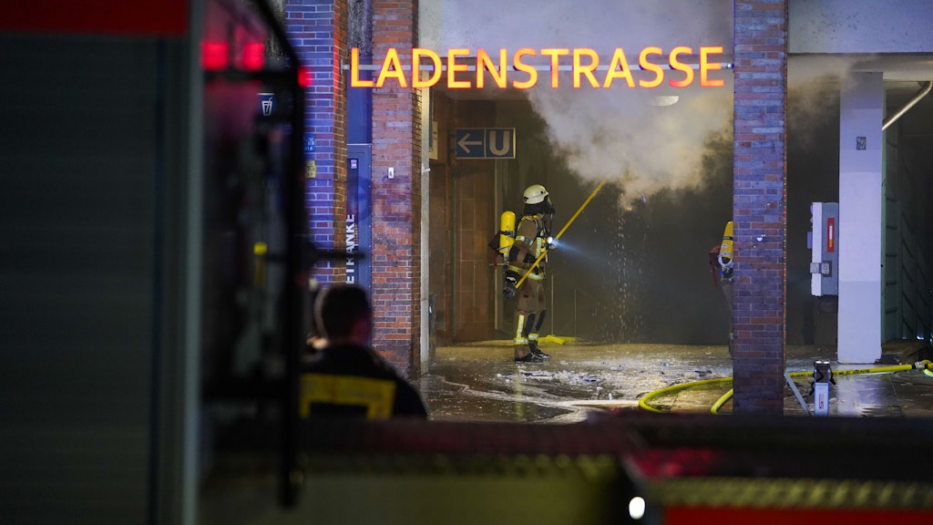 Das Feuer hatte sich bis ins Dach des U-Bahnhofs ausgebreitet.