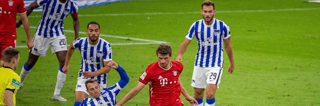 Im Hinspiel ging Bayerns Thomas Müller (M.) Hertha gehörig auf die Nerven. Das Rückspiel muss nun neu terminiert werden. 