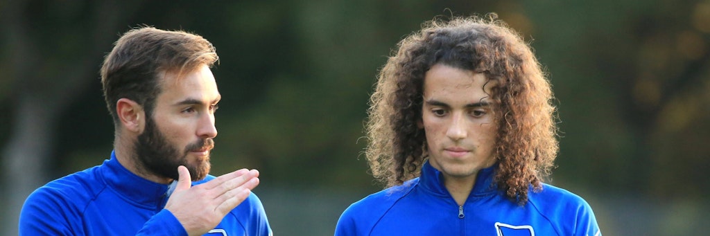 Verstehen sich prächtig und wollen zusammen das Hertha-Spiel ankurbeln: Lucas Tousart und Matteo Guendouzi (r.).