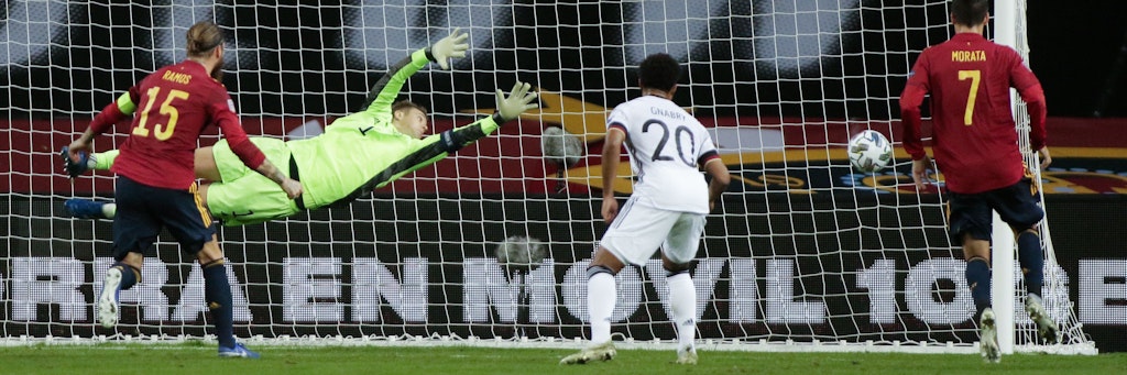 Wieder einmal geschlagen: Torwart Manuel Neuer musste in Sevilla sechsmal hinter sich greifen.