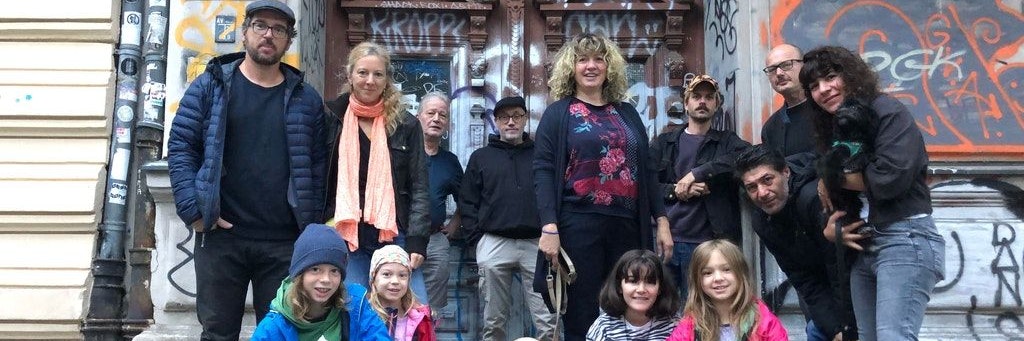 Da waren sie noch hoffnungsvoll: die Bewohner der Taborstraße 3 im September vor ihrem Hauseingang.