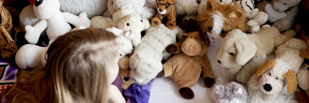 Den ganzen Tag im Arm – und abends kommen sie auch mit ins Bett: Kuscheltiere sollten für Kinder sichere Begleiter sein.