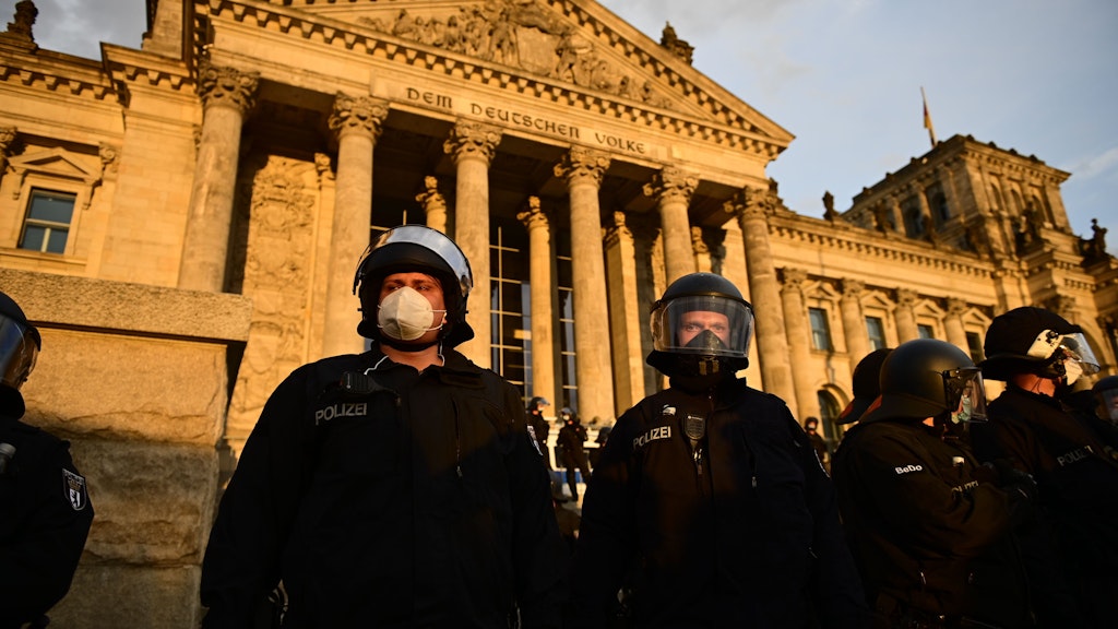 Polizisten stehen vor dem Reichstag. Demonstranten gegen die staatliche Corona-Politik hatten im August eine Absperrung am Reichstagsgebäude in Berlin durchbrochen.