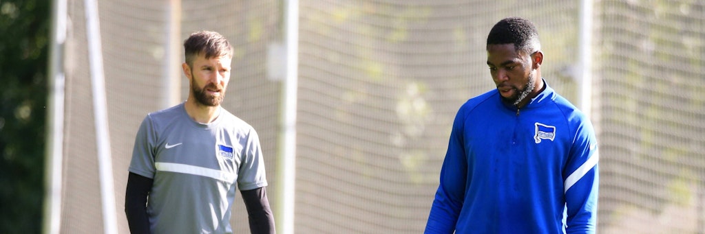 Zurück an der frischen Luft: Herthas Jordan Torunarigha hat die Corona-Quarantäne verlassen, trainierte mit Fitness-Coach Hendrik Vieth (l.).