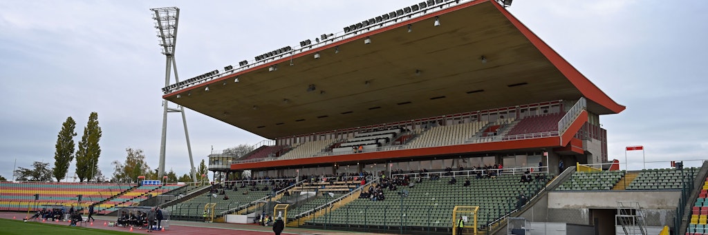 Das Jahn-Stadion mit der markanten Haupttribüne, auf der zu DDR-Zeiten Stasi-Chef Erich Mielke saß.
