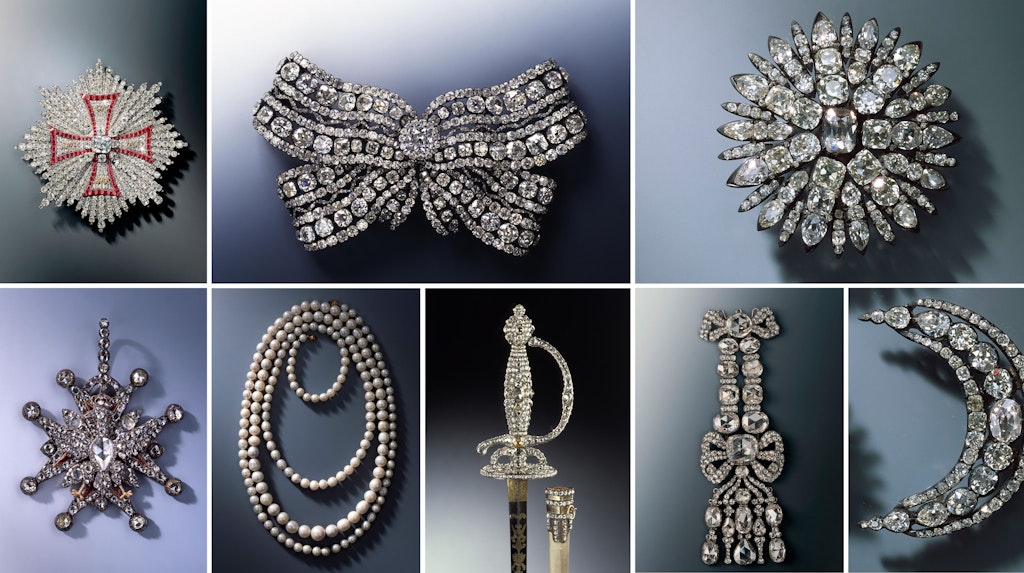 Einige Stücke aus der Beute: Der Bruststern des Polnischen Weißadlerordens (zwei sächsische Kurfürsten waren Könige Polens), eine große Brustschleife, ein sonnenförmiger Haarschmuck, darunter ein Juwel des Polnischen Weißadlerordens, eine Kette aus 177 sächsischen Perlen, ein Degen des Diamantrose-Sets, eine Epaulette des Diamantrosen-Sets und ein Haarschmuck in Form eines Halbmonds. 