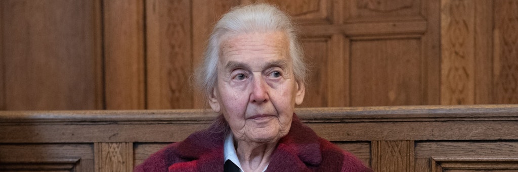 Holocaust-Leugnerin Ursula Haverbeck sitzt vor Beginn ihres Prozesses wegen Volksverhetzung in einem Gerichtssaal. 
