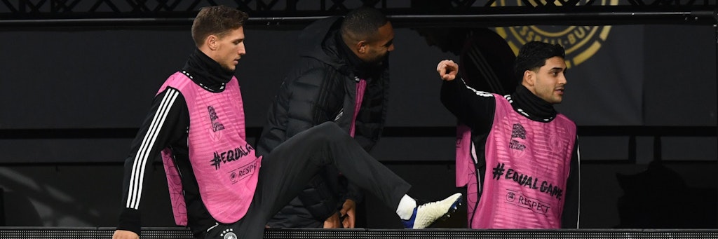 Zum über die Bande klettern: Herthas Niklas Stark (l.) wurde von Bundestrainer Joachim Löw mal wieder nicht eingesetzt.