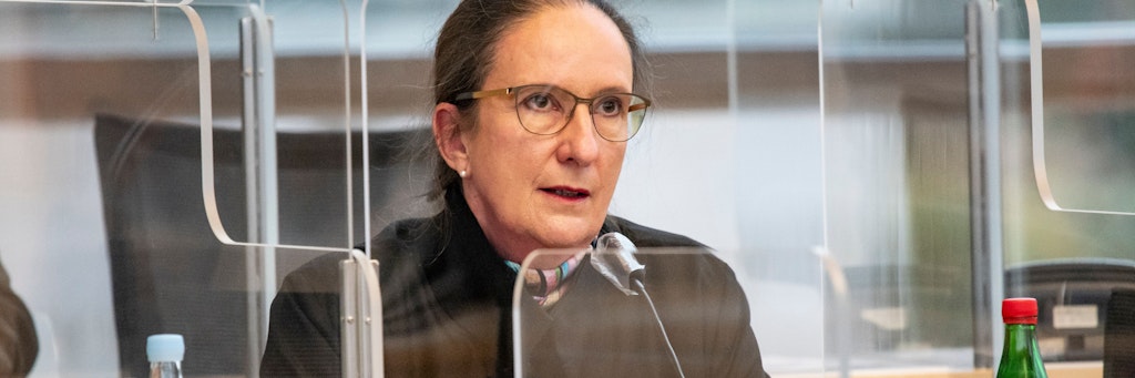 Alexandra Barth, Amtsärztin des Gesundheitsamtes Neumünster, spricht im Landtag. 