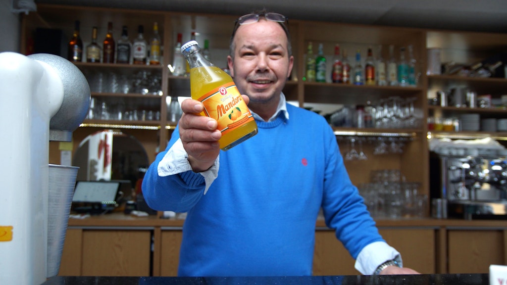 Mandora ist eine Orangenlimo aus einer spezieller Ost-Flasche – auch die gibt es in der Volkskammer. 