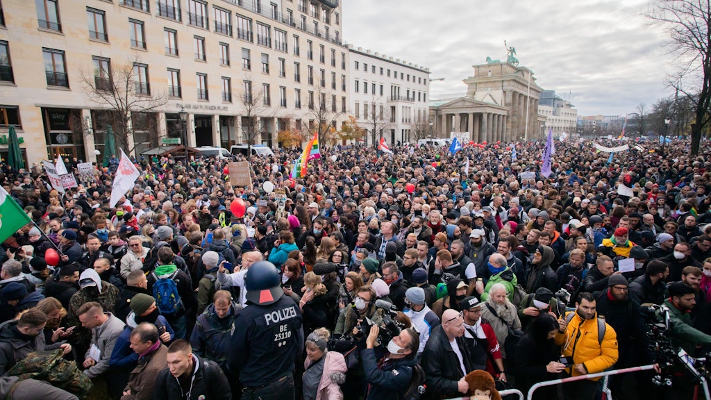 Tausende Teilnehmer, überwiegend ohne Mund-Nasen-Schutz, stehen am Vormittag bei der Demonstration gegen die Corona-Einschränkungen der Bundesregierung vor dem Brandenburger Tor. 