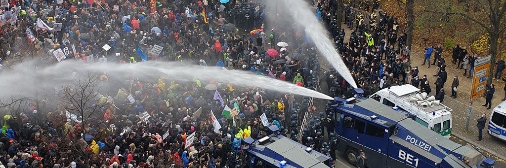 Die Polizei setzte bei der Demonstration gegen die Corona-Maßnahmen Wasserwerfer ein.