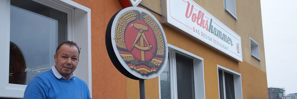 „Präsident“ Aurick Günther präsentiert stolz sein DDR-Restaurant Volkskammer – auch wenn es im zweiten Lockdown besonders schwer ist, durch die Krise zu kommen.