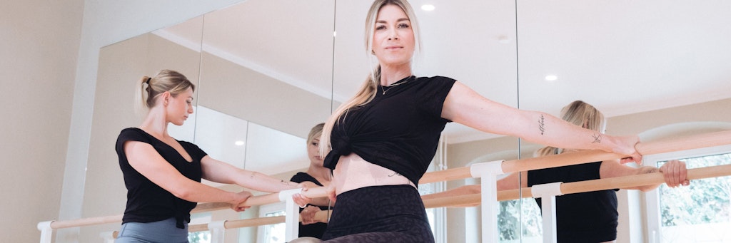 Die Ballettstange ist ein wichtiges Element des Workouts. Daheim erfüllen aber auch ein Tisch oder Stuhl diesen Zweck