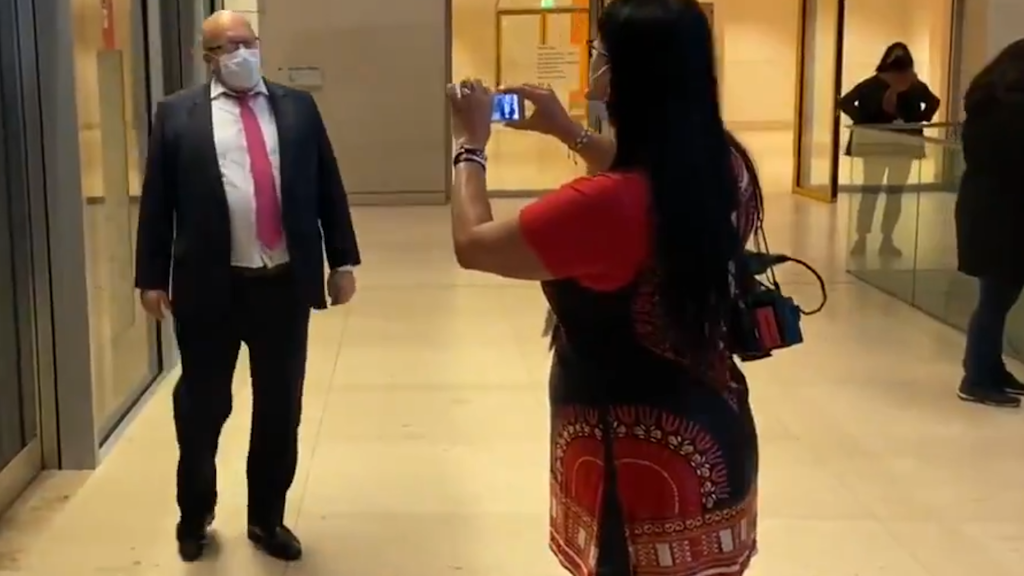 Eine offenbar eingeschleuste Besucherin bedrängt Bundesminister Altmaier und filmt ihn dabei mit dem Handy.