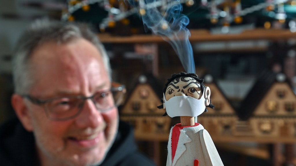 Volkskunst orientiert sich nach Aussage des Männelmachers Tino Günther schon immer auch an der Zeitgeschichte und bemüht sich, aktuell zu sein.