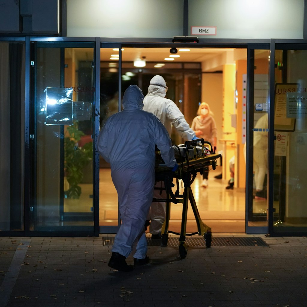 Sanitäter schieben eine Tragbahre in ein Seniorendomizil im Stadtteil Lichtenberg. Nach zahlreichen tödlichen Corona-Fällen wurden 14 Heimbewohner evakuiert. 