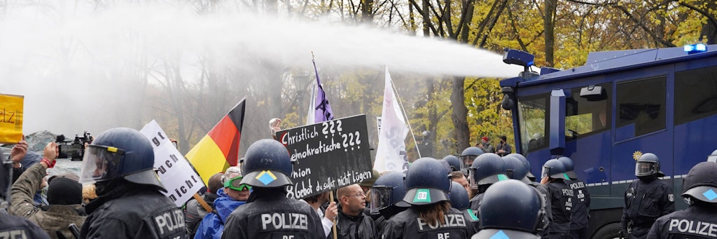 Die Polizei setzt bei einer Demonstration gegen die Corona-Einschränkungen der Bundesregierung am Brandenburger Tor Wasserwerfer ein.