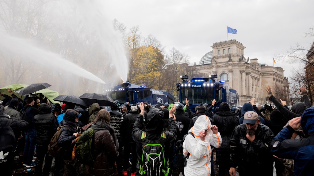 Wasserwerfereinsatz der Polizei am Brandenburger Tor. 