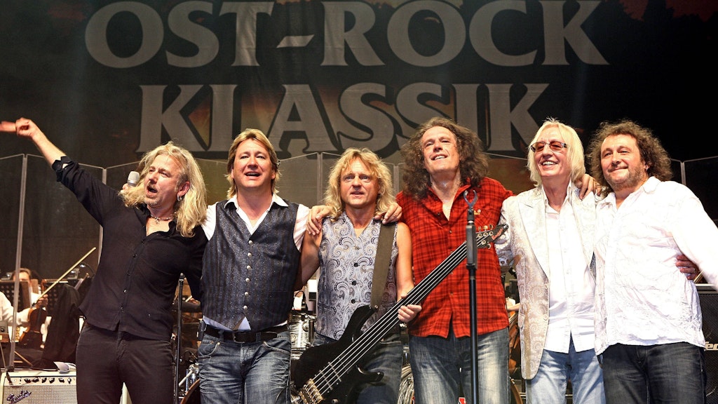 Das Ostrock-Klassik-Konzert 2009: Karat standen damals mit Bernd Römer, Claudius Dreilich, Christian Liebig, Michael Schwandt, Ed Swillms und Martin Becker (v. li.) komplett auf der Bühne.
