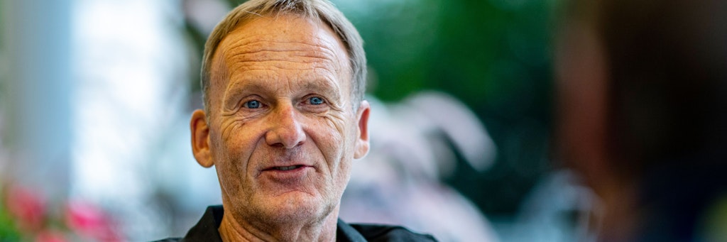 Dortmunds Geschäftsführer Hans-Joachim Watzke kündigt Gespräche über weitere Gehaltkürzungen an.