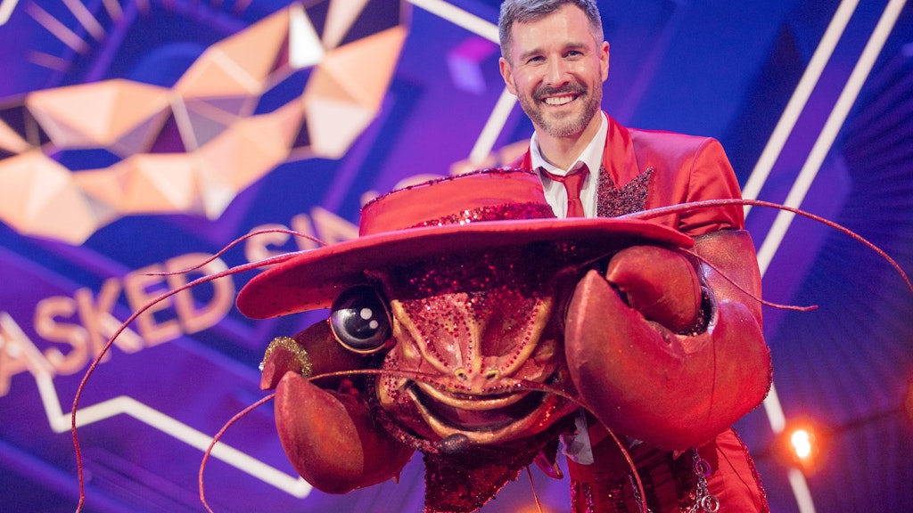 Jochen Schropp als „Hummer“ in der Prosieben-Show „The Masked Singer“ auf der Bühne. 