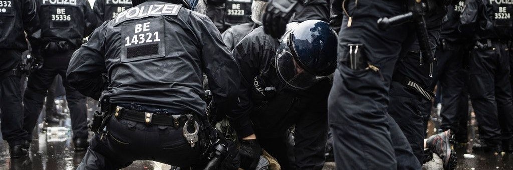 Polizisten nehmen vor dem Brandenburger Tor einen Demonstranten fest.<br>