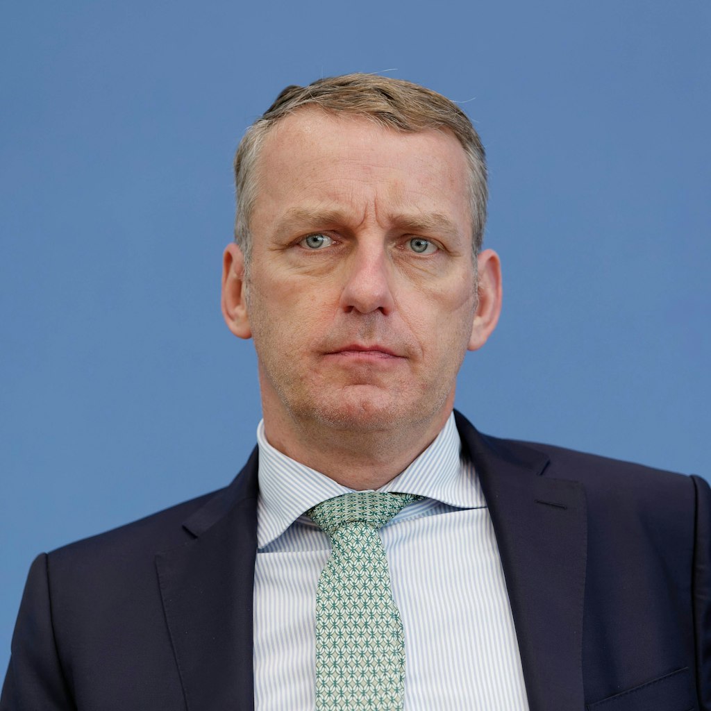 Der Direktor der Intensivmedizin am Hamburger Universitätskrankenhaus Eppendorf (UKE), Stefan Kluge, warnt schon jetzt vor einer dritten Corona-Welle.
