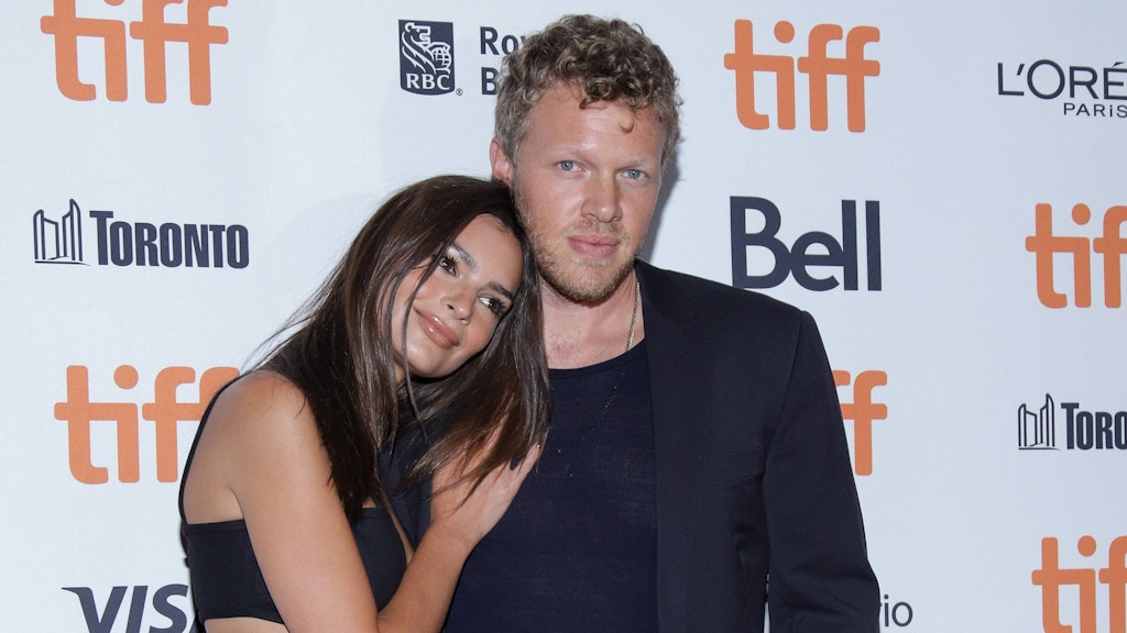 Emily Ratajkowski und ihr Ehemann Sebastian Bear-McClard sind seit Anfang 2018 verheiratet . 