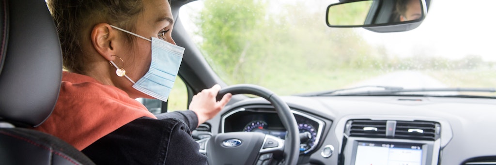 Ob Freunde aus unterschiedlichen Haushalten noch gemeinsam Auto fahren dürfen, ist rechtlich nicht ganz klar. 