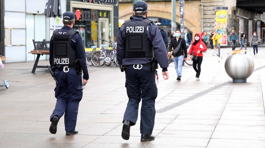 Polizeistreifen kontrollieren im Lockdown verstärkt auf dem Alex, ob Besucher die Maskenpflicht einhalten.