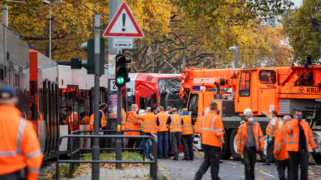 Rettungskräfte am Unfallort.