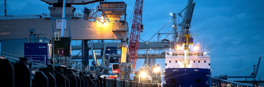 Das Spezialschiff „Pacific Grebe“ liegt am Hafen. Sechs Castor-Behälter mit hochradioaktivem Atommüll aus der britischen Wiederaufbereitungsanlage Sellafield sind mit einem Spezialschiff auf dem Weg nach Deutschland. 
