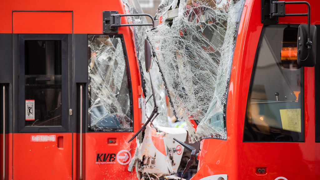Die Züge stießen frontal aufeinander. 