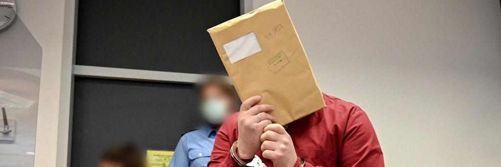 Der 39-jährige Angeklagte in Handschellen im Gerichtssaal des Landgerichts in Wiesbaden. 