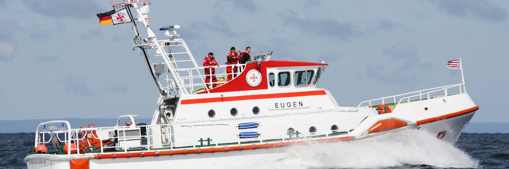 Seenotretter haben drei Angler nach dem Kentern ihres Boots mit schweren Unterkühlungen aus der Ostsee bei Travemünde gerettet.