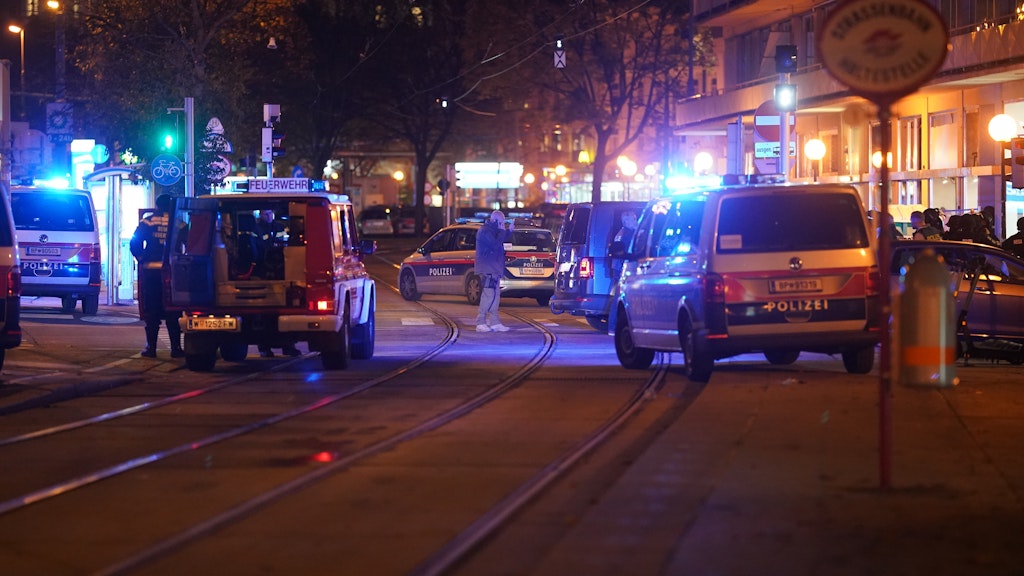 Einsatzkräfte der Polizei stehen am Schwedenplatz. 