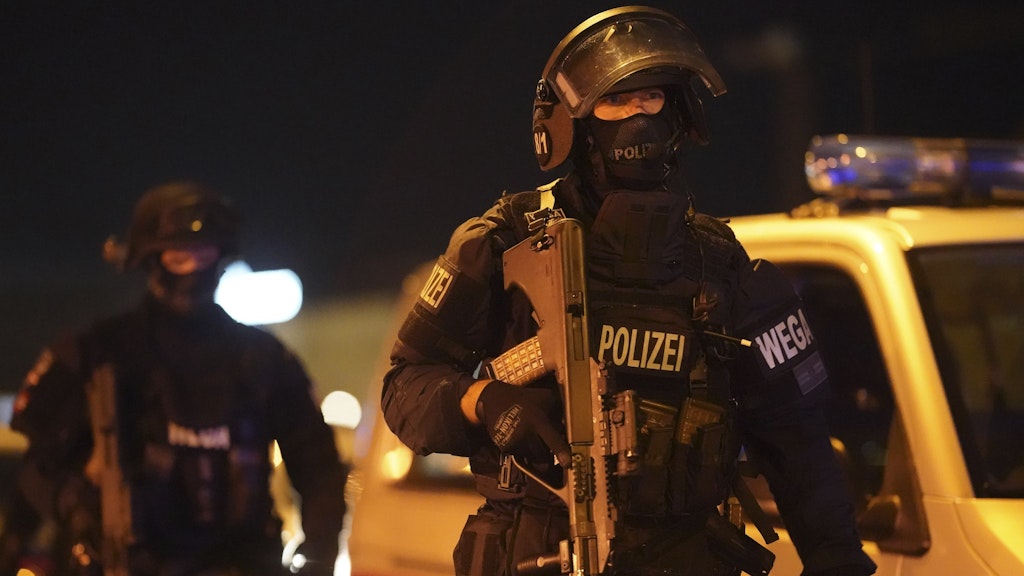 Schwer bewaffnete Polizisten am Schwedenplatz. 