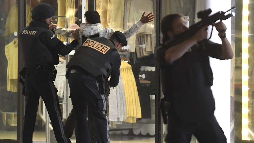 Schwerbewaffnete Polizisten kontrollieren in der Wiener Innenstadt eine Person. 