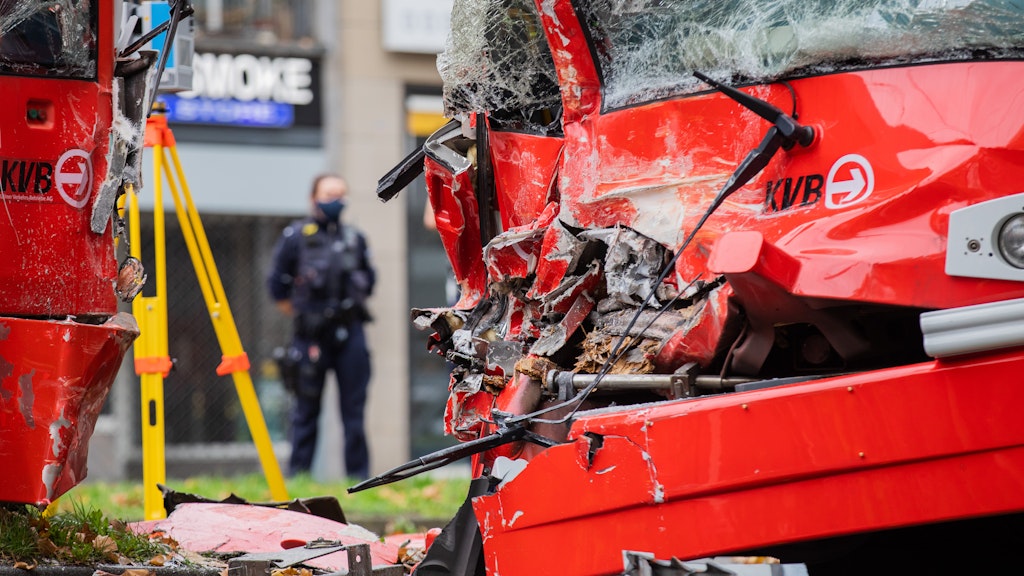 Beide Fahrer wurden schwer verletzt. 
